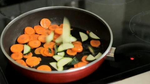 Add zucchini into frying pan Video stock 12759957