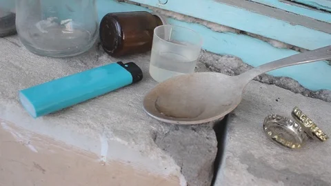 An addict is preparing a dose of drugs for himself. In unsanitary conditions. Video stock 126645045