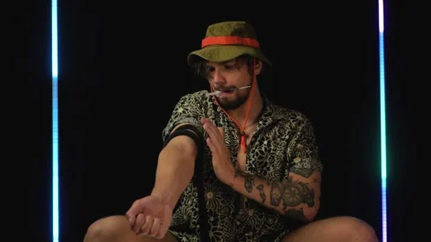 Addicted drug user in bucket hat preparing to inject another dose Vidéo 199093031
