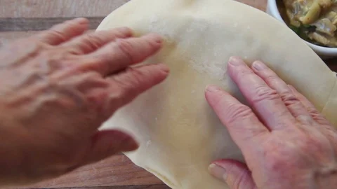Adding and crimping crust to pot pie Video stock 99429206
