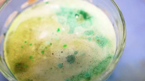 Adding Baking Soda Powder on Green Liquid in Glass Bowl, ASMR Experience Vidéo 309940671