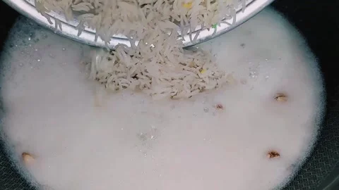 Adding Basmati Rice To Milk Syrup For Mutanjan Zarda 库存影片 333541970