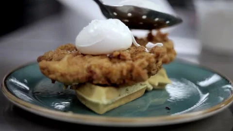 Adding benedict eggs to to the chicken waffles Stock-Footage 307340042