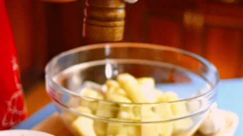 Adding black pepper to boiled golden potatoes. Process of cooking perfect oven Stock Footage 151336239