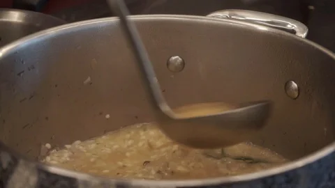 Adding broth to stewing rice Video stock 112127067