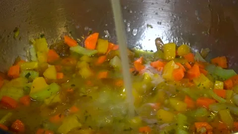 Adding broth to vegetable stir-fry 動画素材 182986261