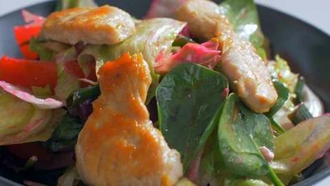 Adding chicken to a mix of salads Vidéo 108144129