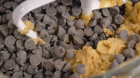 Adding Chocolate Chip Morsels to Cookie Dough in an Electric Stand Mixer - 4k Vidéo 101394421
