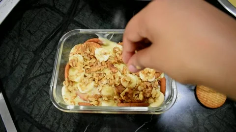 Adding chopped almond in biscuit chocolate pudding. Vídeo Stock 218258706