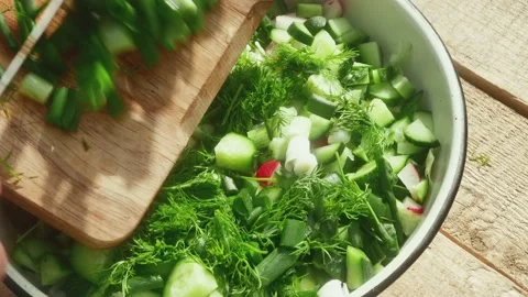 Adding chopped leeks to a spring salad bowl Vídeos de archivo 190587128