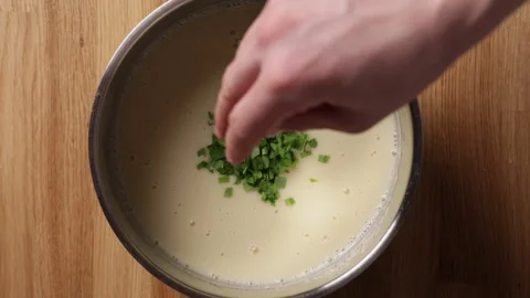 Adding Chopped Tarragon To Sauce Top View Vidéo 335867299