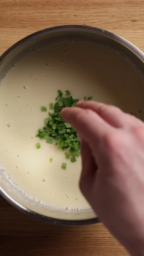 Adding Chopped Tarragon To Sauce Vertical Top View Vidéo 335867300