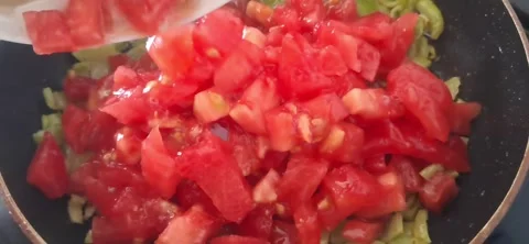 Adding Chopped Tomatoes to Frying Peppers 動画素材 343927342