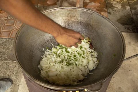 Adding coriander to the hot pot Stockfoto's
