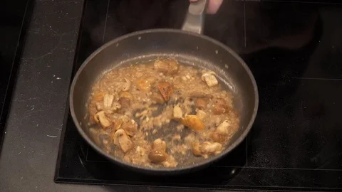 Adding cream and spinach above view Video stock 113528076