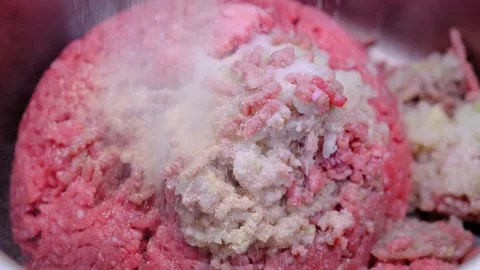 Adding Dry Garlic Seasoning to Ground Beef 스톡 동영상 201084380