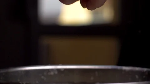 Adding eggs to ricotta and spinach Slow Motion Vídeo Stock 103859682