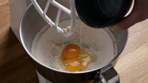 Adding Eggs To Stand Mixer Bowl Vídeos de archivo 332840562