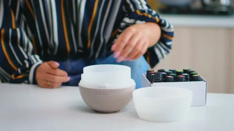 Adding essential oils into diffuser Video stock 137903519