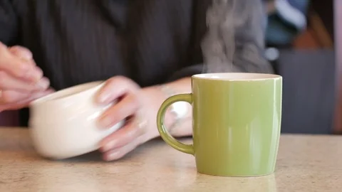 Adding excessive sugar to a mug of tea or coffee Vidéo 101794790