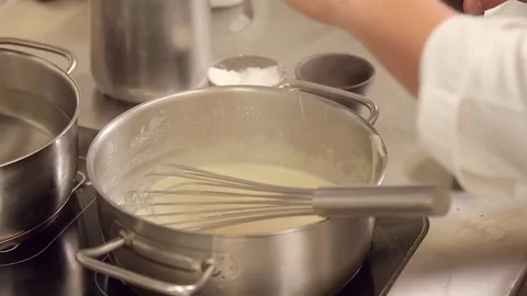 Adding flour to pot Video stock 77129464