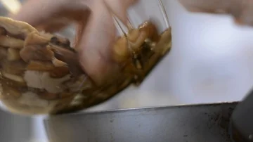 Adding forest mushrooms to pan 動画素材 85693762