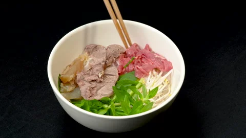 Adding Fresh Raw Beef Slices into Vietnamese Pho Bowl Vidéo 339654555