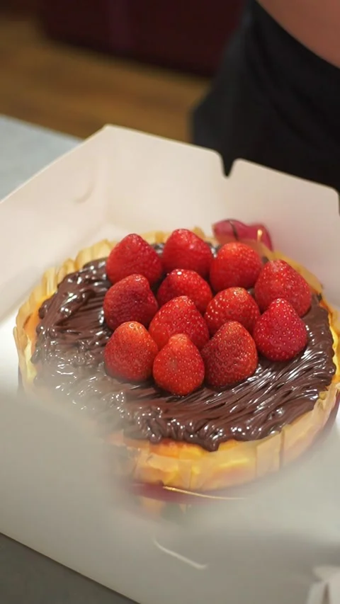 Adding Fresh Strawberry Toppings on Burnt Cheesecake Vertical Video 库存影片 333612958
