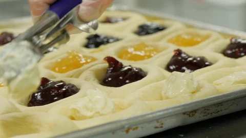 Adding fruit and cream cheese filling to traditional fruit kolache Video stock 93366374