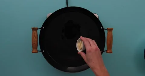 Adding garlic to oil 1 Video stock 132193335