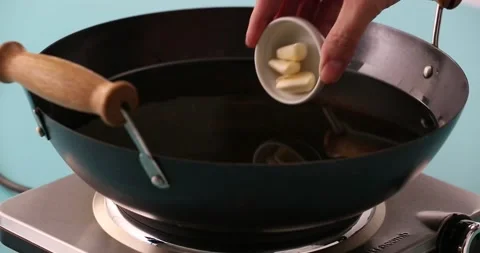 Adding garlic to oil 2 Video stock 132193310