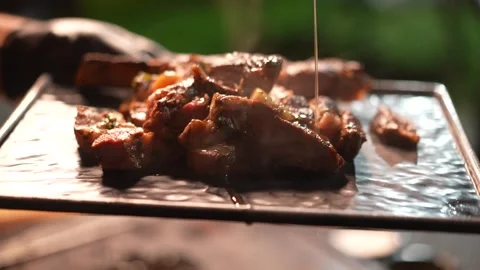 Adding garlic sauce to cooked meat for barbecue, close up Vidéo 241999280