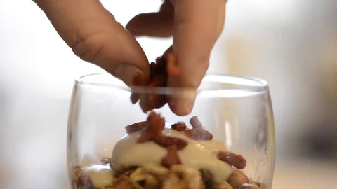 Adding goji to a dessert 動画素材 85693774