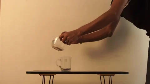 Adding ground coffee powder into a clear glass Vídeos de archivo 343610250