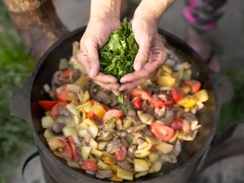 Adding Herbs To Dish Foto stock