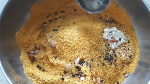 Adding Hot Garlic and Black Pepper Oil Over Mustard Split for Pickle Preparation 스톡 동영상 337412163
