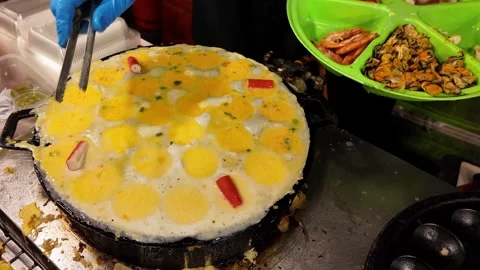 Adding Ingredients to a Thai Egg Dish at a Local Street Food Market Vídeos de archivo 342500764