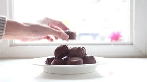 Adding last piece of chocolate to plate, video Video stock 43981044