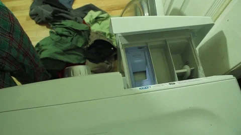 Adding laundry detergent to a front-loader washing machine Vídeo Stock 92482458