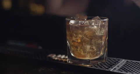 Adding lemon to a mixed drink Stock Footage 137822626