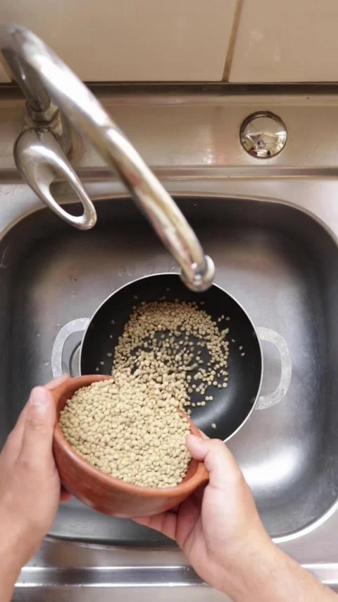 Adding lentils to an empty pot Video stock 323241320