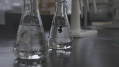 Adding liquid to a beaker 스톡 동영상 126938230
