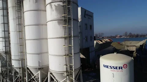 Adding liquid nitrogen into concrete machine 스톡 동영상 152848857