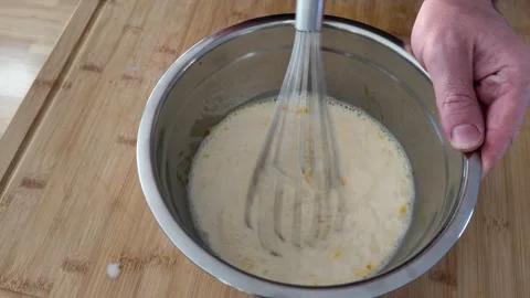 Adding Milk and Water to Waffle Batter Vidéo 347907855