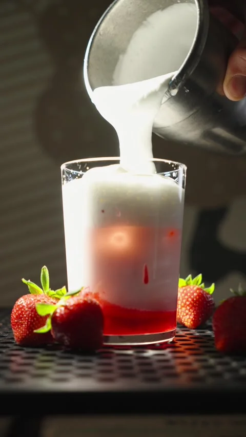 Adding Milk Foam to Strawberry Drink in Glass in Slow Motion Vídeo Stock 338233653