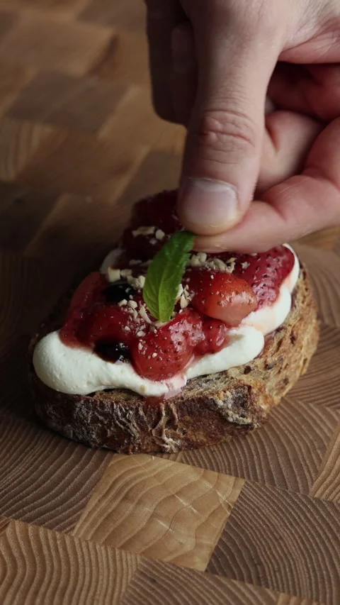 Adding Mint Leaves On Ricotta Strawberry Toast Close Up Vídeos de archivo 334339435