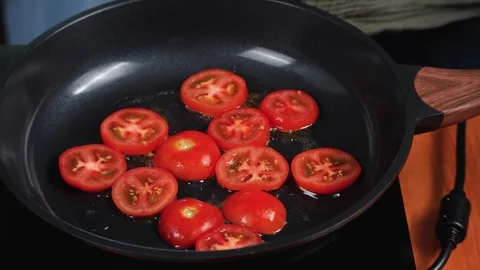 Adding More Tomato Slices to a Hot Frying Pan Vidéo 342272532