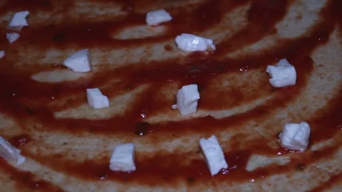 Adding mozzarella to homemade pizza Video stock 98610708