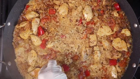 Adding Mussels To Seafood and Chicken Paella Видео 82973958
