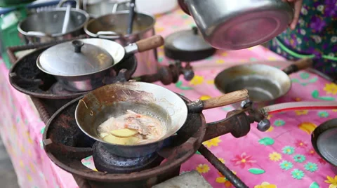 Adding Noodles To Kung Op Wun Sen Baked Prawns and Mungbean Noodles 스톡 동영상 30363390